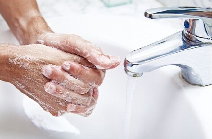 lavar as mãos para prevenir a infestação de parasitas