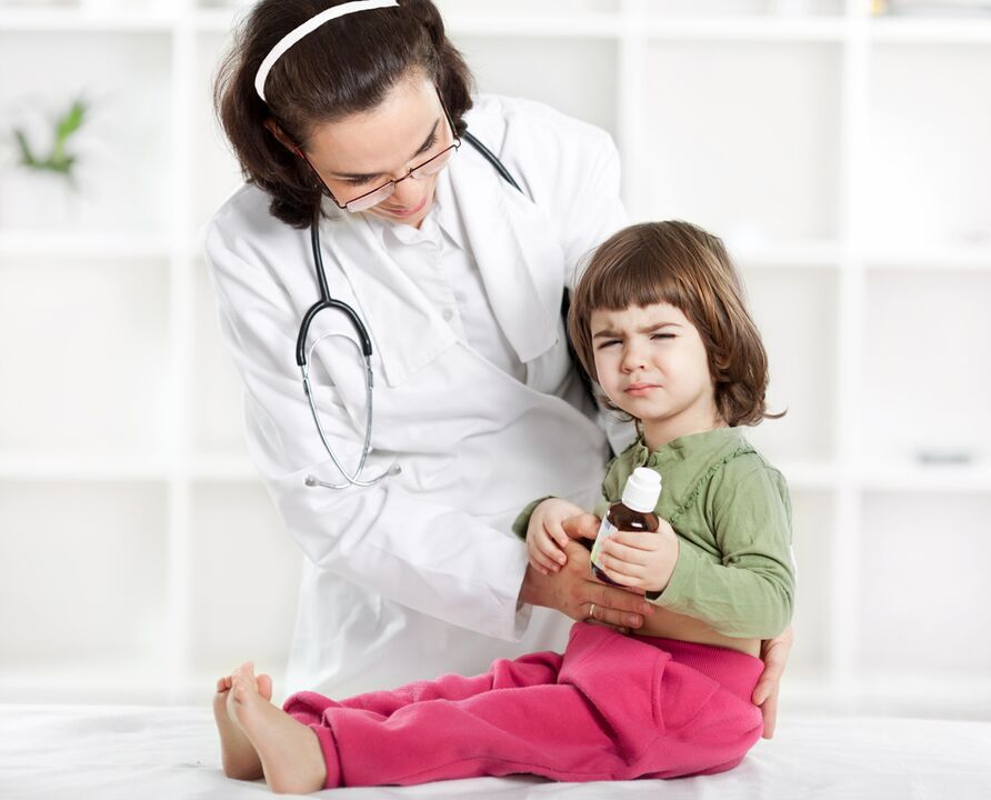 o médico examina a criança em busca de sintomas de vermes