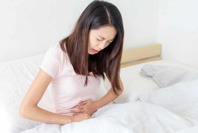 A dor abdominal é um sintoma comum de infecção por vermes. 