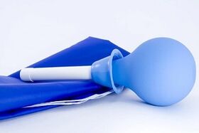 enema de limpeza para remover parasitas do corpo